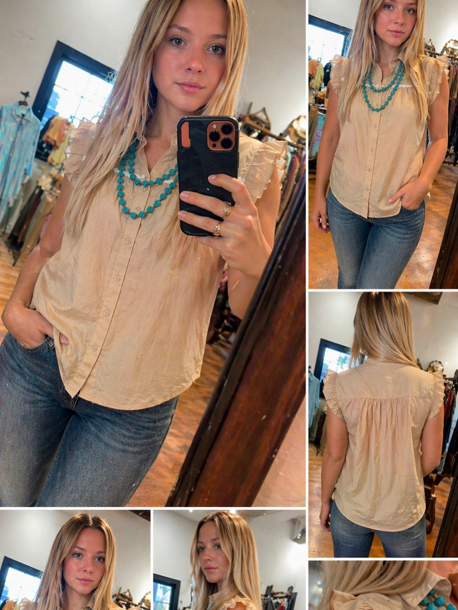 🤍 Sweet & Chic Ruffle Sleeve Blouse